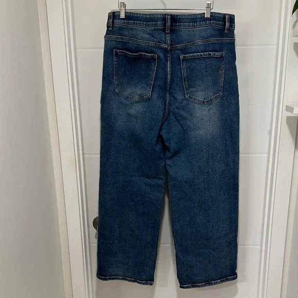 Plus Size High-Rise Women's Jeans in Medium Blue Wash; Curve Appeal Dream Weave - Picture 4 of 7